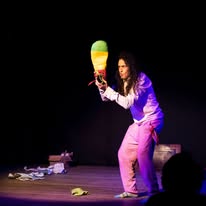 Performeurs du Théâtre Unifié, masques blanc et à motifs, sur fond vert